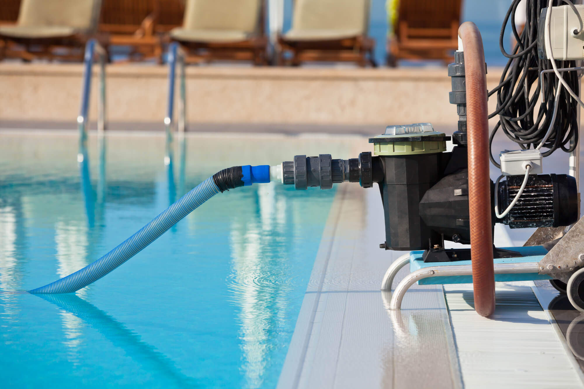 como tratar a água da piscina