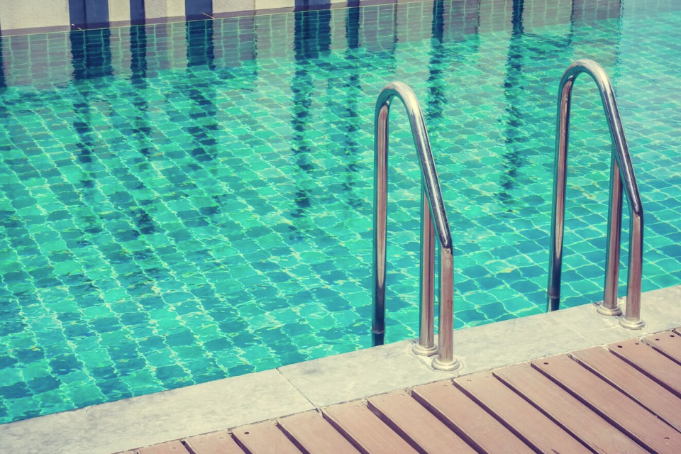 Por que existem diferentes tipos de cloro para piscina?